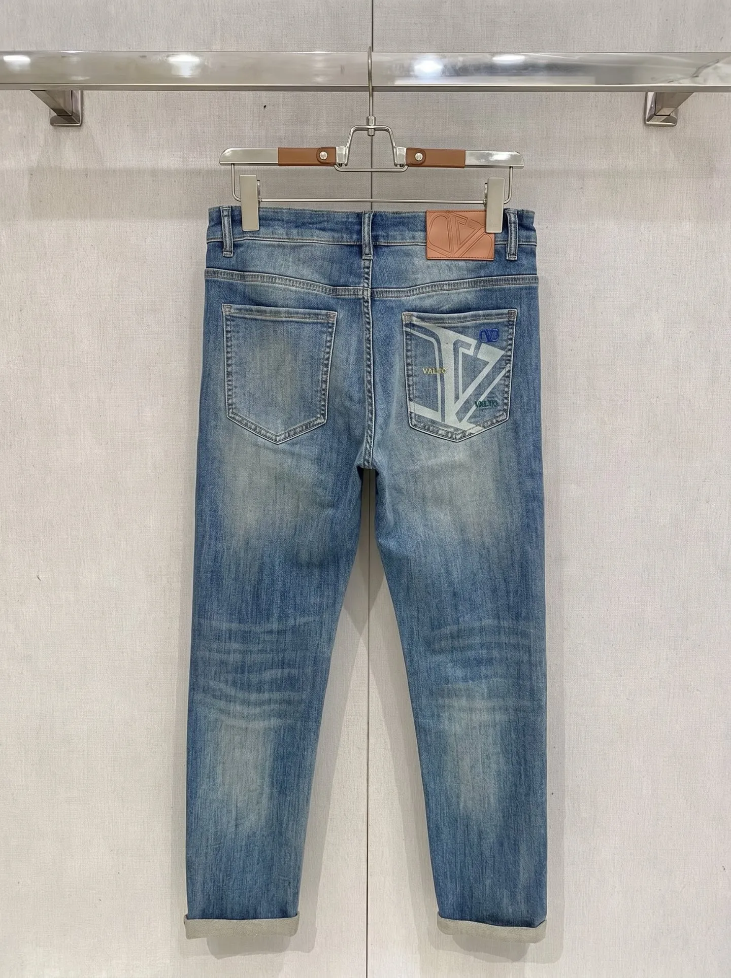 Valentino launches new men's casual jeans for spring and summer 2026! Heavy duty washed jeans! Customized fabrics are softer and more comfortable than ordinary denim fabrics! Ultra-heavy industrial washing process and dual-process washing. The entire pair of pants has a comfortable hand feel, and the level of fineness and breathable effect are top-notch. All hardware brand logos are custom-made, and the materials are selected with the best attributes. A good pair of jeans, the focus is on the fabric! The elasticity of the fabric is very good and the comfort is great! The fabric density is very high! ! The imported texture is very powerful! The low-key design style is simple and elegant! 28-38 (no 37)